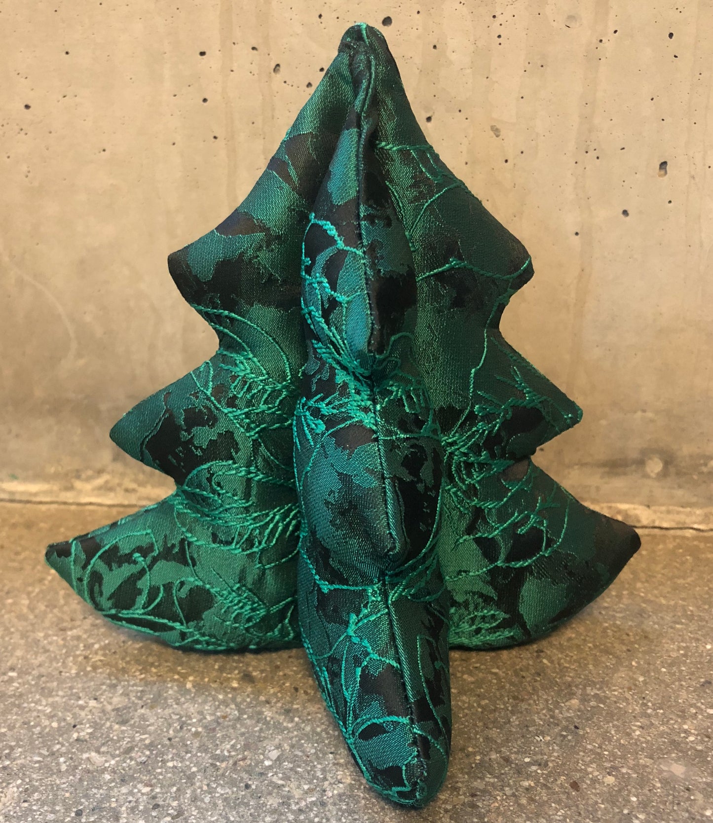 Håndsydd juletre i jacquard - grønt og sort.