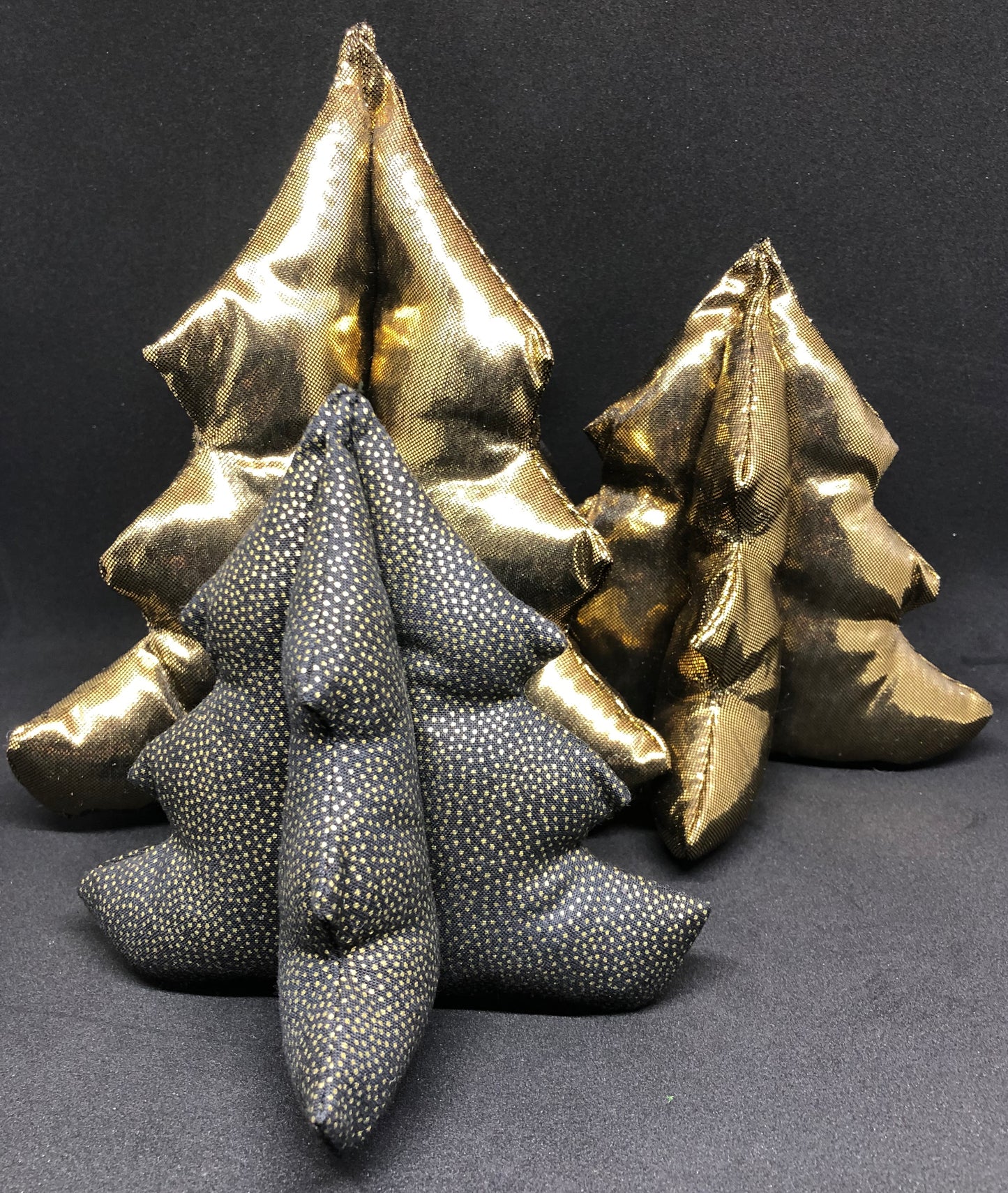 Håndlaget juletre i gull-lamé.