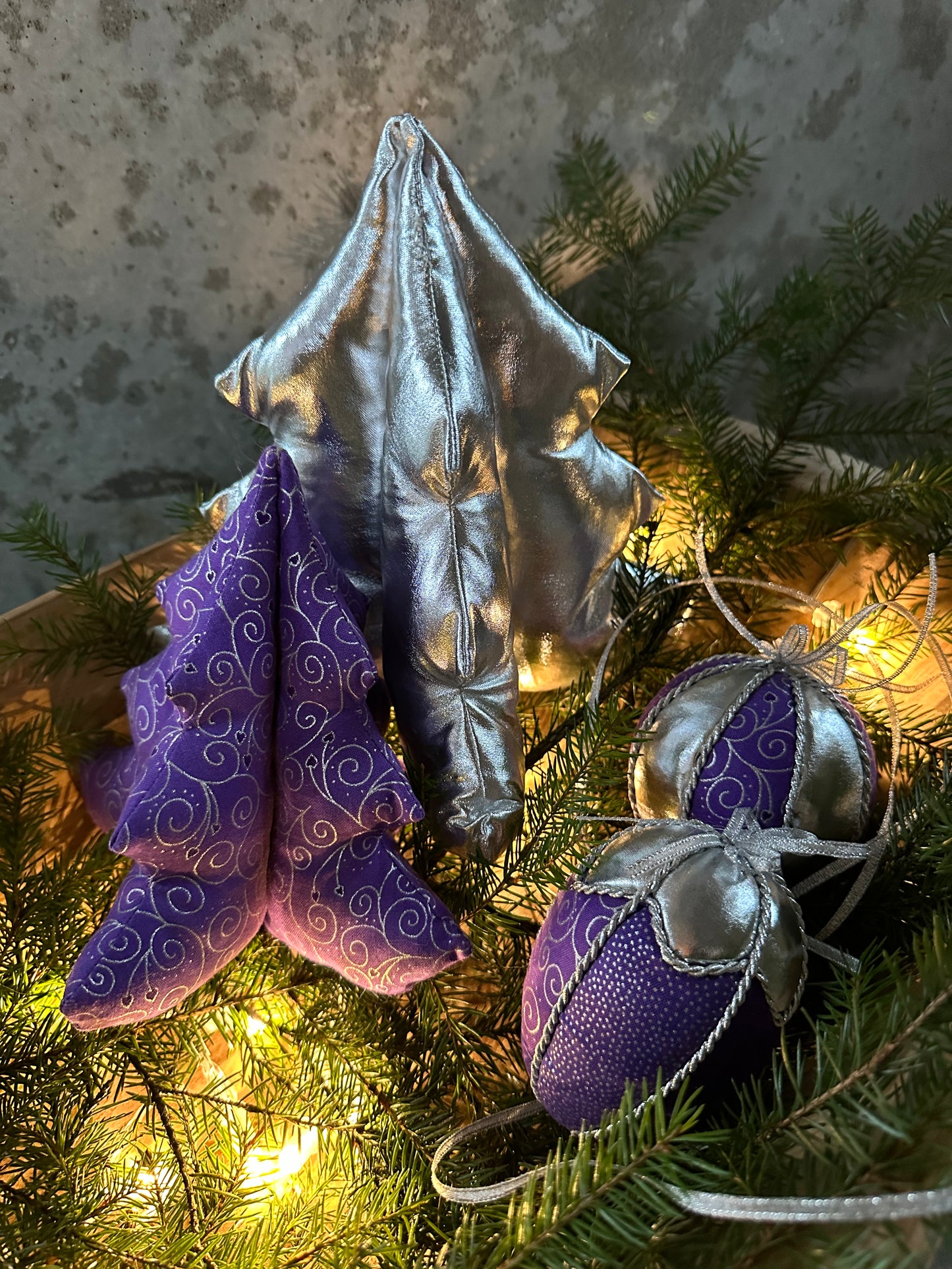 Håndlaget juletre i bomull - lilla med sølv mønster.