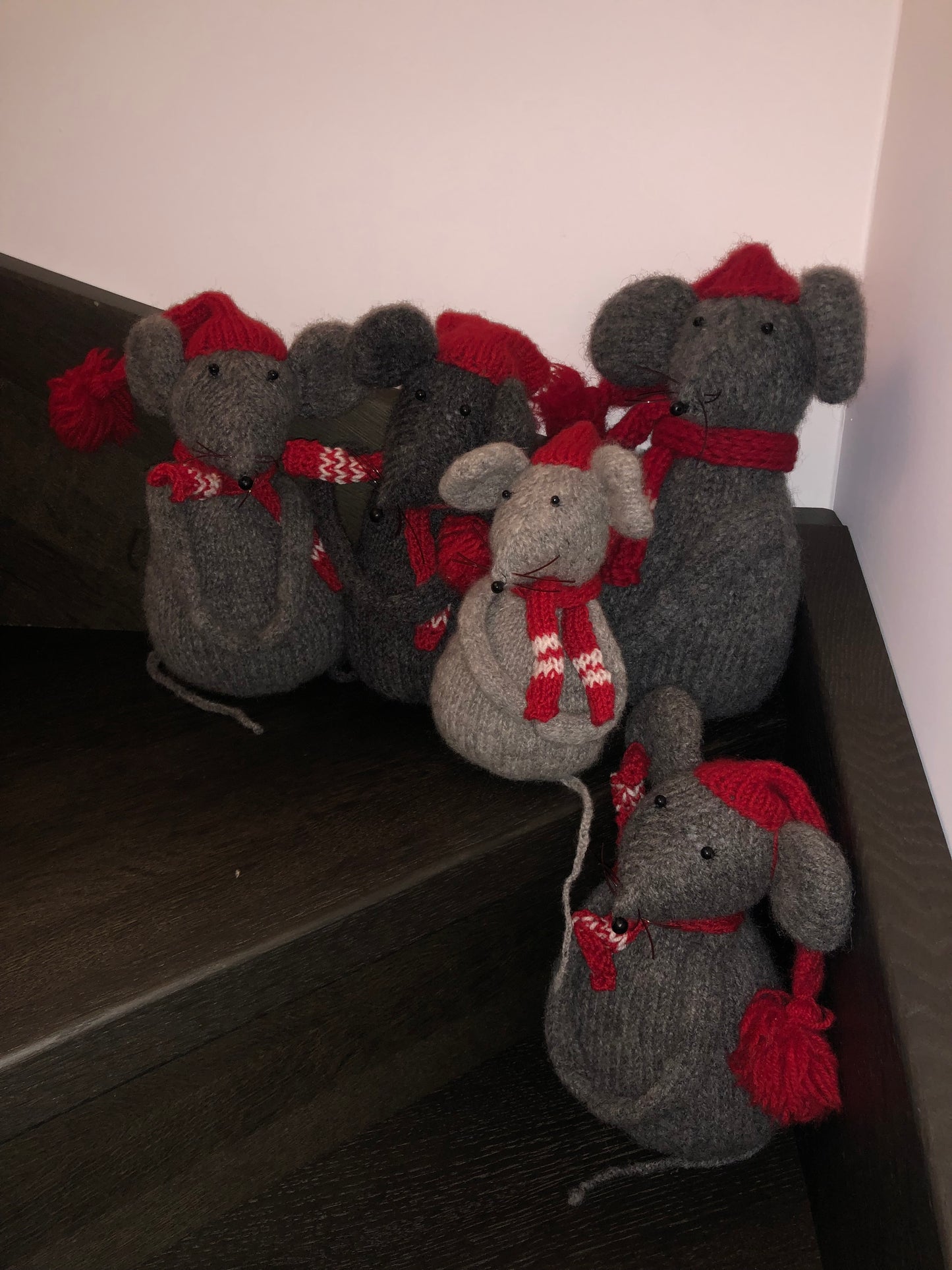 Håndstrikkede julemus.