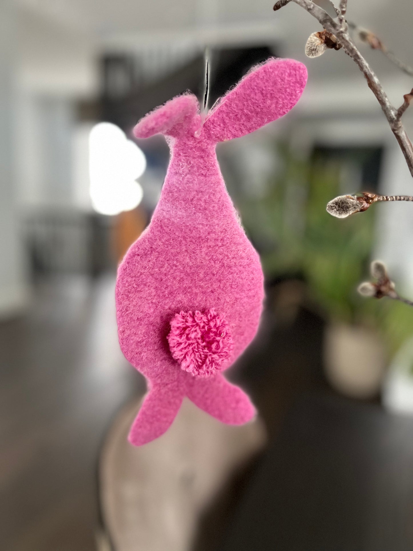 Håndstrikkede og tovede påskeharer - med oppheng.