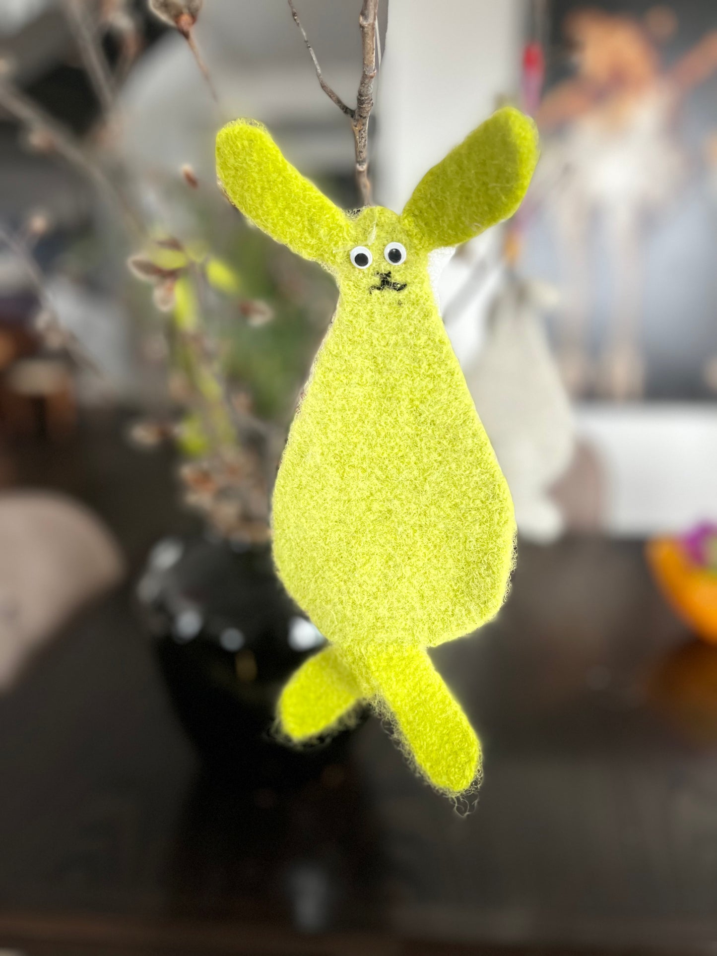 Håndstrikkede og tovede påskeharer - med oppheng.