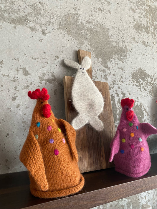 Håndstrikket og tovet påskekylling - stående med plass til påskeegg..