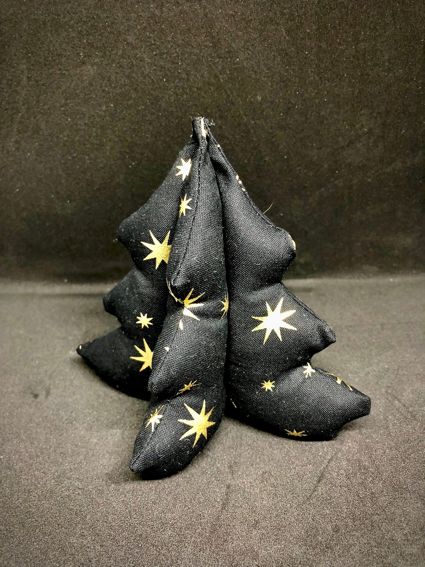 Håndlaget juletre i bomull - sort med gullstjerner.
