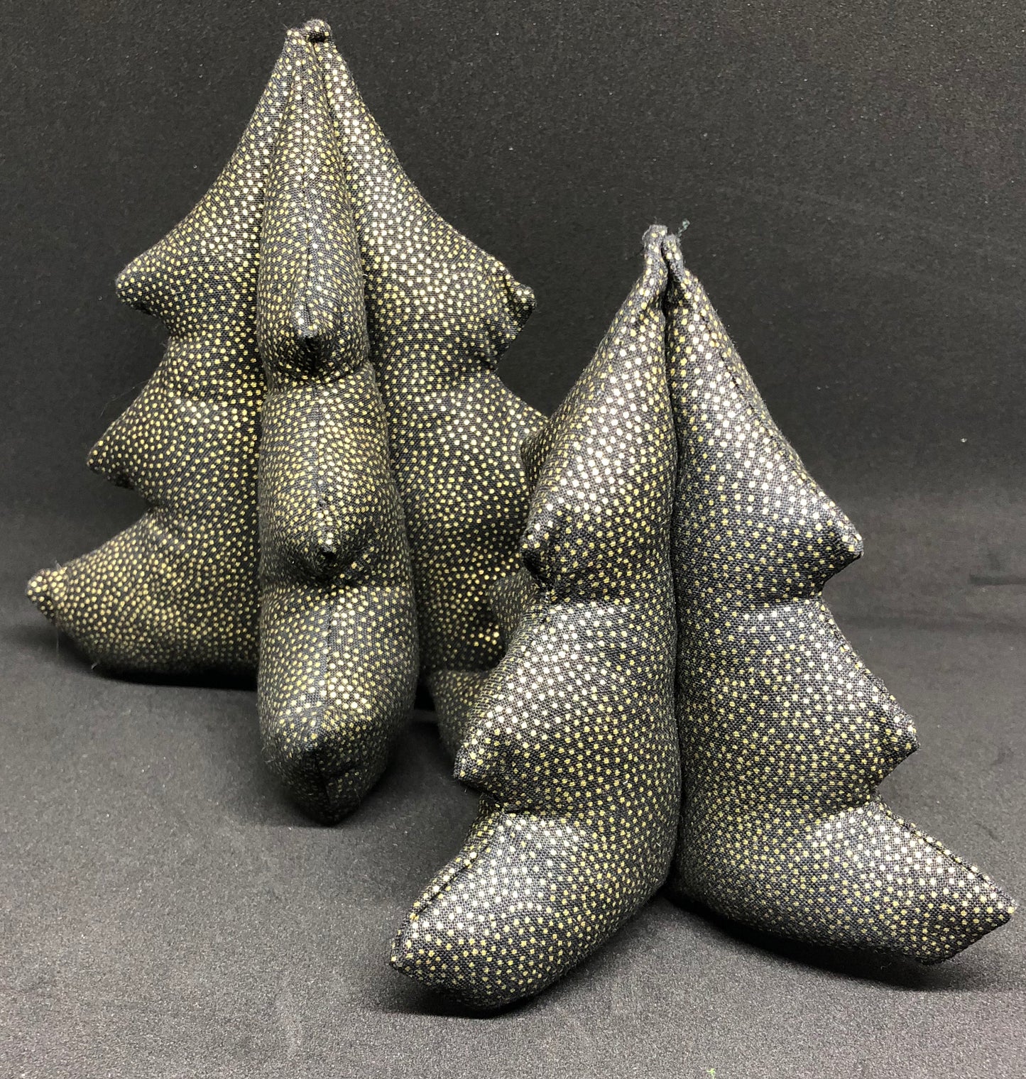 Håndlaget juletre i bomull - sort med gullprikker.